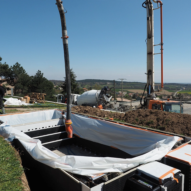 Photo de montage de structure en béton monobloc